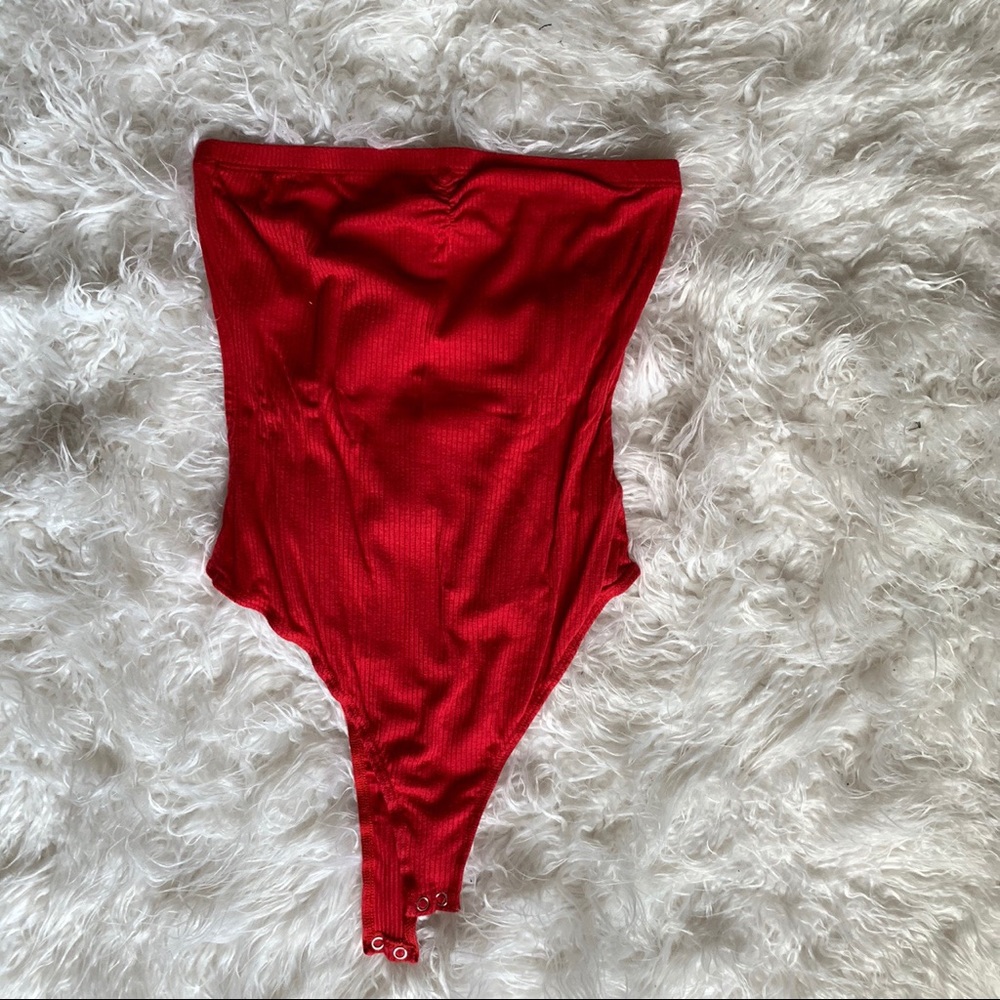 Cute red strapless bodysuit momenttt ❤️
